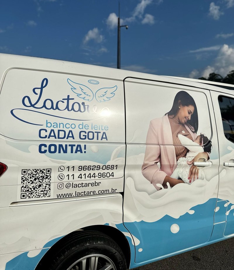Van do Lactare adesivada com a marca e o convite à doação de leite humano